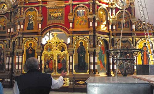 Рис. 7. Иконостас храма Рождества Христова в процессе сборки