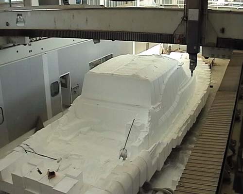 Для экономии модельного материала при производстве мастер-модели пустотелый фанерный силовой каркас оклеивается легкообрабатываемым материалом