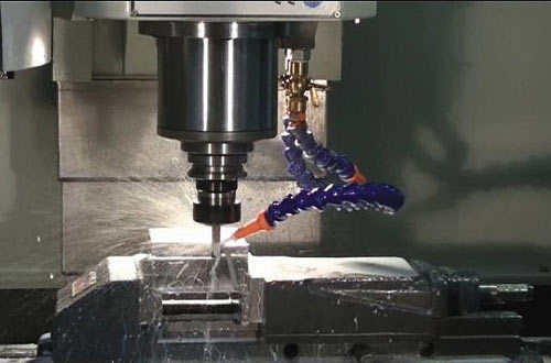 Рис. 11. Обработка заготовки на станке Optimum F100