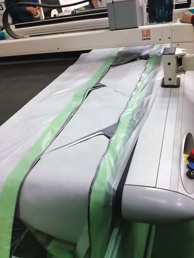 Рис. 6. По данным, подготовленным в FiberSIM, осуществляется крой материала препрега на раскройном станке с ЧПУ