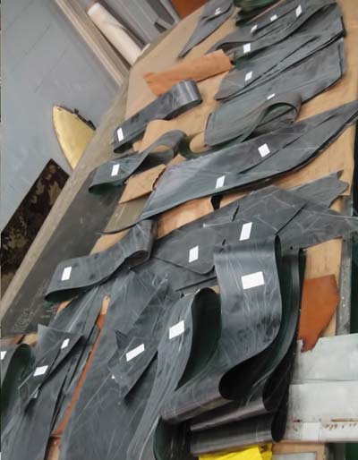 Рис. 6. По данным, подготовленным в FiberSIM, осуществляется крой материала препрега на раскройном станке с ЧПУ