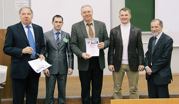 Награждение победителей Всероссийской студенческой олимпиады «Компьютерные технологии в машиностроении». Слева направо: Декан факультета машиностроения и автомобильного транспорта СамГТУ проф. Носов Н.В., студент Балакиров С.Н. (команда ФГБОУ ВПО «СамГТУ»), Черепашков А.А., студент Косулин С.И. (команда ФГБОУ ВПО «СамГТУ»), Керженков А.Г. (АСКОН-Самара)